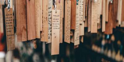 Puntos de libro de madera con frases impresas colgados del techo